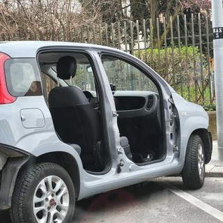 Smontano un’altra Panda pezzo per pezzo, trovata senza portiere né cofano