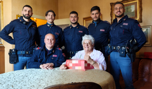 La donna è stata raggiunta telefonicamente da un truffatore, poi arrestato