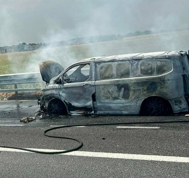 Il mezzo in fiamme in tangenziale