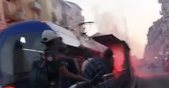Il lancio del fumogeno Il lancio del fumogeno