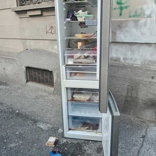 Il frigorifero abbandonato in strada