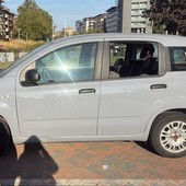 Una delle auto vandalizzate