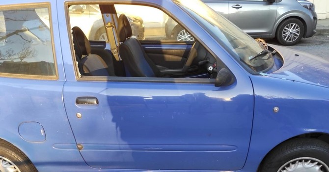 Finestrini di un'auto infranti (foto d'archivio)