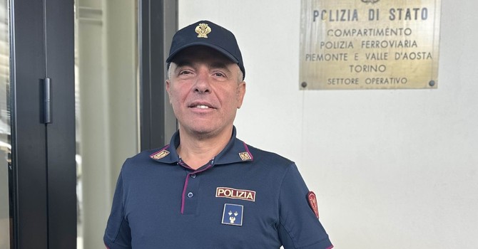 Soffoca con il cibo alla stazione di Napoli: poliziotto fuori servizio le salva la vita Soffoca con il cibo alla stazione di Napoli: poliziotto fuori servizio le salva la vita
