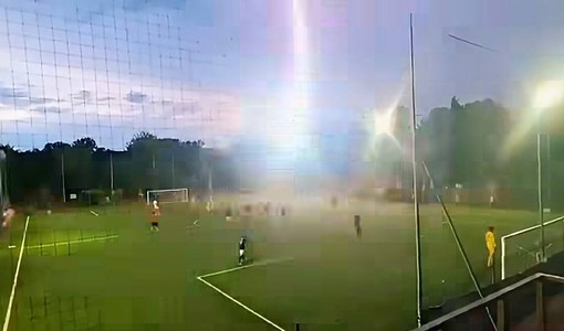 Il momento in cui il fulmine si schianta sul lampione