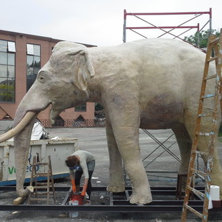 realizzazione di una scultura a forma di elefante