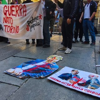 Fiaccolata del 25 aprile (con polemica) a Torino