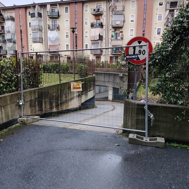 Chiusi i garage di via Como