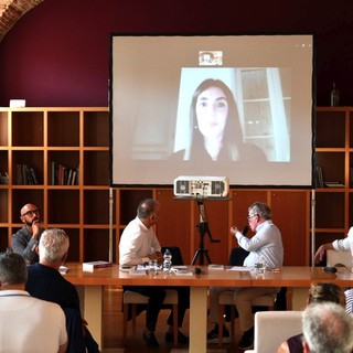 Al castello di Barolo presentata la nuova guida di Go Wine in inglese dedicata al Piemonte del vino Al castello di Barolo presentata la nuova guida di Go Wine in inglese dedicata al Piemonte del vino