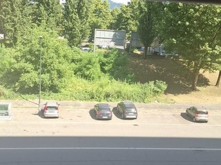 La pulizia (a metà) dei giardini di via Scotellaro