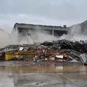 Le ruspe mentre tirano giù l’ex Gondrand