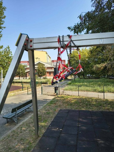 L'altalena rotta ai giardini di via Scialoja