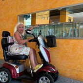 Giovanna davanti alla buca delle lettere