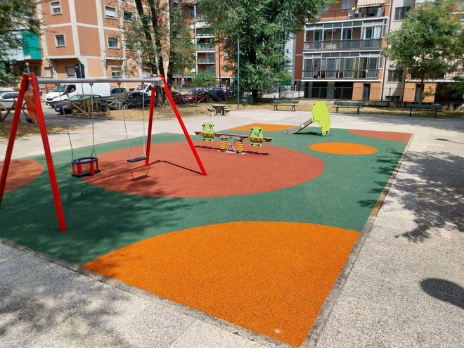 Rinasce il giardino di via Ponzio: addio al degrado, ecco nuovi giochi