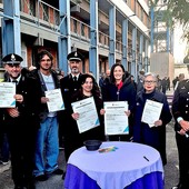 persone che inaugurano una panchina
