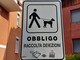Cartello stradale indica l'obbligo di raccolta delle deiezioni canine