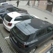 Le immagini riprese dal sistema di videosorveglianza della gioielleria di Gallo Grinzane Le immagini riprese dal sistema di videosorveglianza della gioielleria di Gallo Grinzane