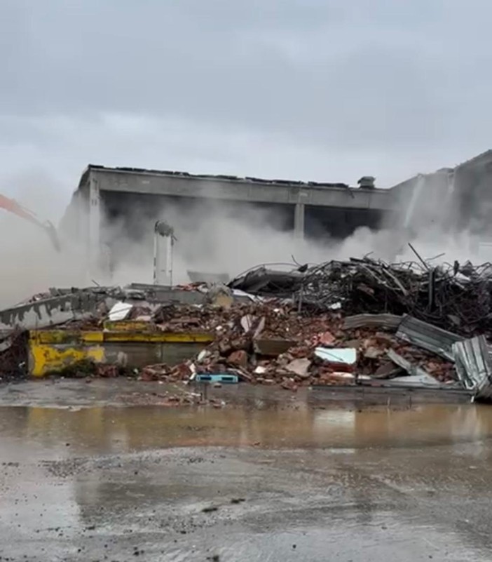 Le ruspe mentre tirano giù l’ex Gondrand