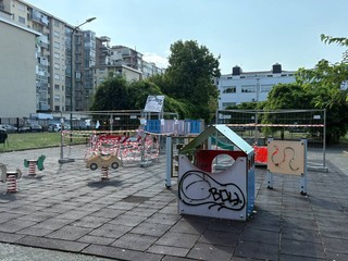 La giostrina sigillata al parco Di Vittorio