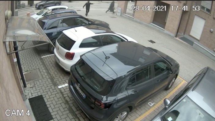 Le immagini riprese dal sistema di videosorveglianza della gioielleria di Gallo Grinzane