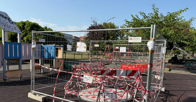 La giostrina sigillata al parco Di Vittorio