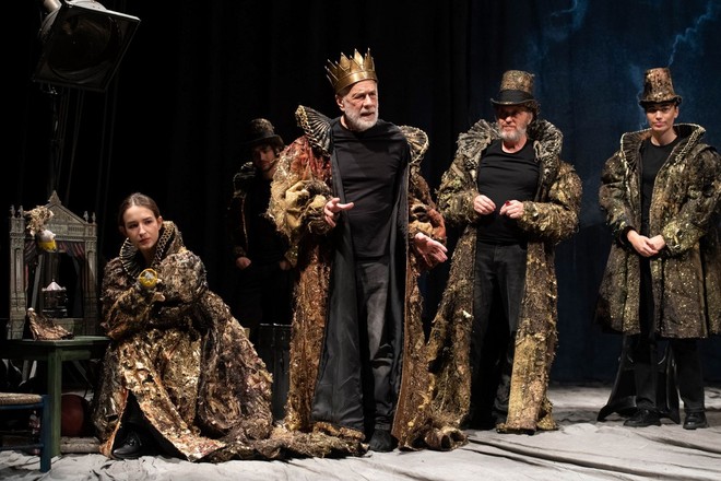 Teatro Stabile: Gabriele Lavia è Re Lear, Matthias Martelli accende il fuoco degli "Eretici" Teatro Stabile: Gabriele Lavia è Re Lear, Matthias Martelli accende il fuoco degli "Eretici"