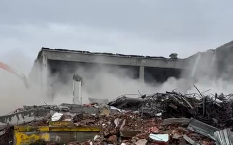 Le ruspe mentre tirano giù l’ex Gondrand