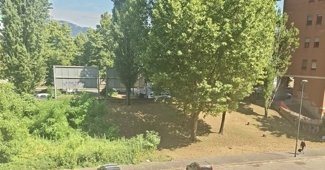 La pulizia (a metà) dei giardini di via Scotellaro