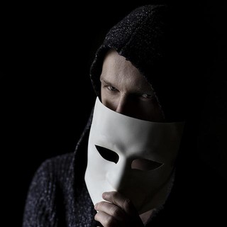 Voci clonate e finti messaggi bancari, così i truffatori colpiscono chi resta solo a casa