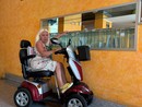Giovanna davanti alla buca delle lettere
