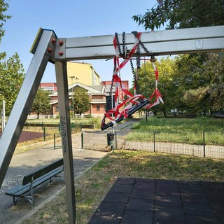 L'altalena rotta ai giardini di via Scialoja