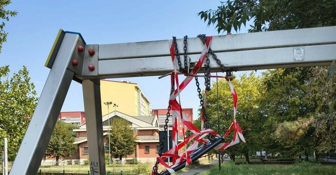 L'altalena rotta ai giardini di via Scialoja L'altalena rotta ai giardini di via Scialoja