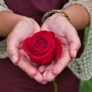 Un fiore e una preghiera, omaggio alle mamme che non ci sono più