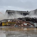 Le ruspe mentre tirano giù l’ex Gondrand