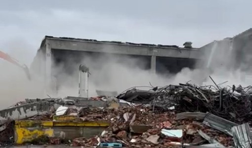 Le ruspe mentre tirano giù l’ex Gondrand