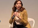 Giulia Tancredi mentre parla seduta