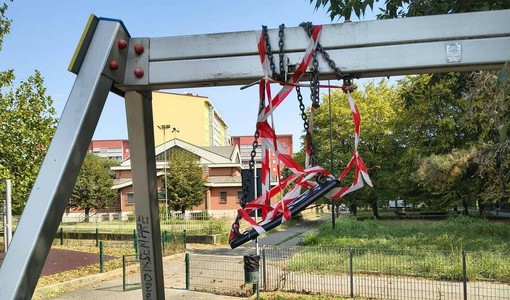 L'altalena rotta ai giardini di via Scialoja L'altalena rotta ai giardini di via Scialoja