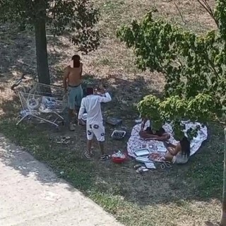 Grigliate sul prato e bivacchi, è il solito allarme sicurezza al parco Peccei