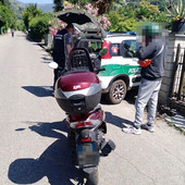 Scarica il passeggero e scappa in moto: nei guai un 55enne di Angrogna con precedenti penali