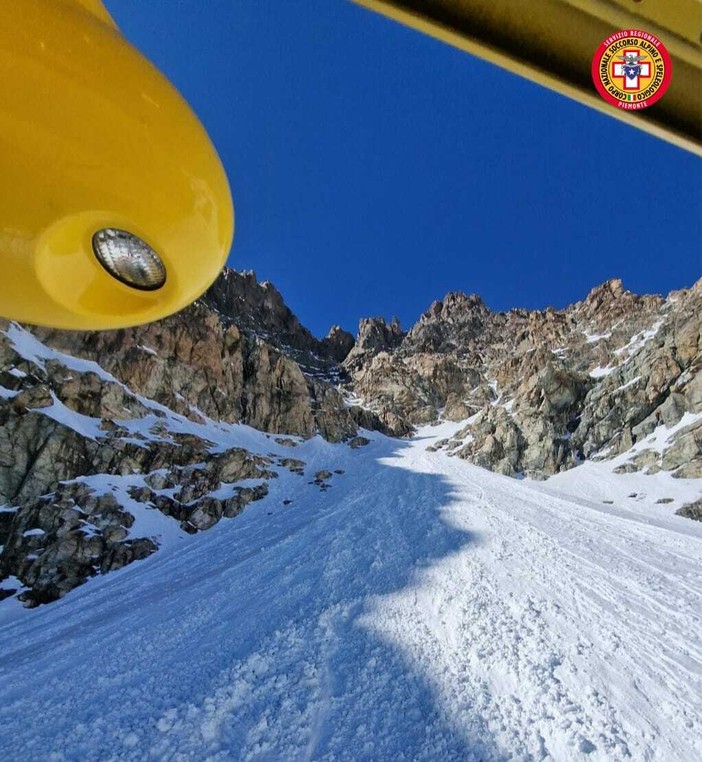 Il canalone dove è caduto l'uomo deceduto Il canalone dove è caduto l'uomo deceduto