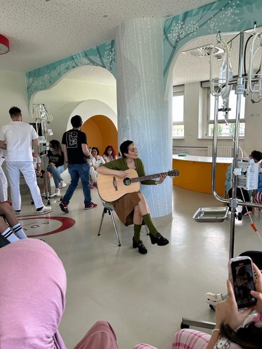 Levante fa visita ai pazienti del Regina Margherita prima del concerto a Venaria Levante fa visita ai pazienti del Regina Margherita prima del concerto a Venaria