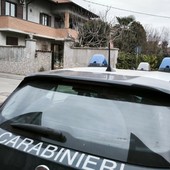 I carabinieri davanti alla casa di via Montello I carabinieri davanti alla casa di via Montello