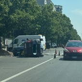 Auto si ribalta all'incrocio tra via Artom e via Pisacane: un ferito al CTO