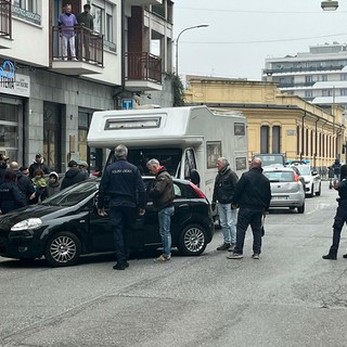 L'intervento della Polizia municipale in via Frejus