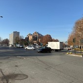 Cercasi frecce per la svolta in piazza Cattaneo