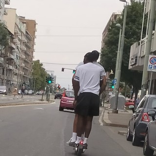 Monopattini selvaggi: in due o tre a bordo, senza casco e a tutta birra tra le auto