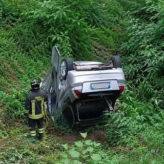 Auto precipita nel prato dopo un volo di diversi metri, 23enne in ospedale