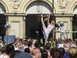 Roberto Bolle in azione in piazza San Carlo