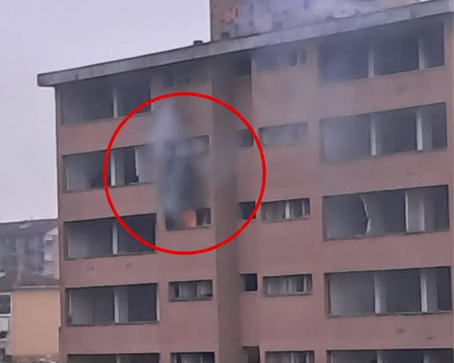Fiamme e paura all'ex Gondrand: &quot;Ma non era stata sgomberata?&quot;