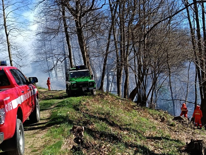 Incendio ad Angrogna: Vigili del fuoco e Aib in località Raggio Incendio ad Angrogna: Vigili del fuoco e Aib in località Raggio